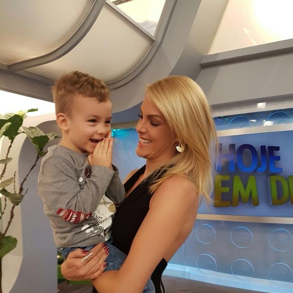 Ana Hickmann publicou uma homenagem ao filho, Alezinho, que completou 12 anos neste sábado (07)