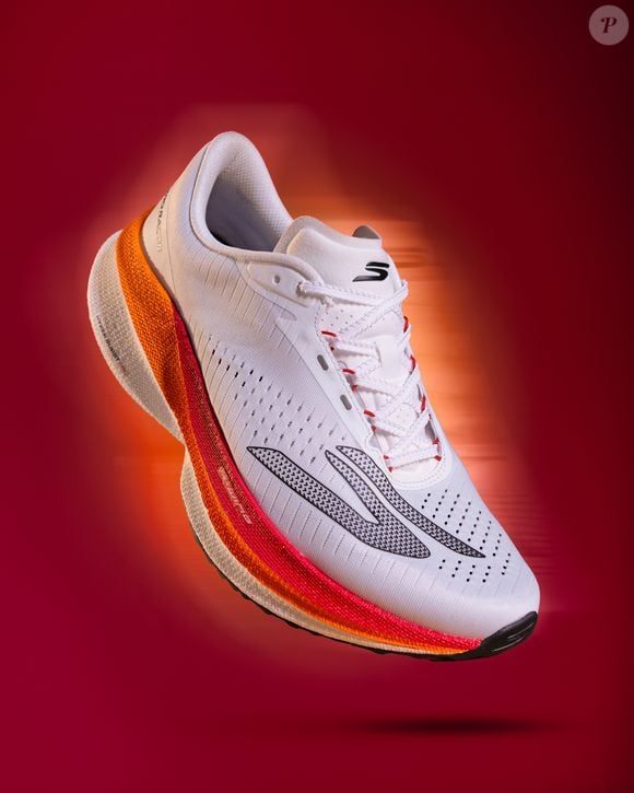 Conforto e estilo finalmente andam juntos: o novo Skechers Aero Razor aposta em leveza extrema, amortecimento e estabilidade, conquistando mulheres maduras que não querem mais sofrer com calçados desconfortáveis no dia a dia