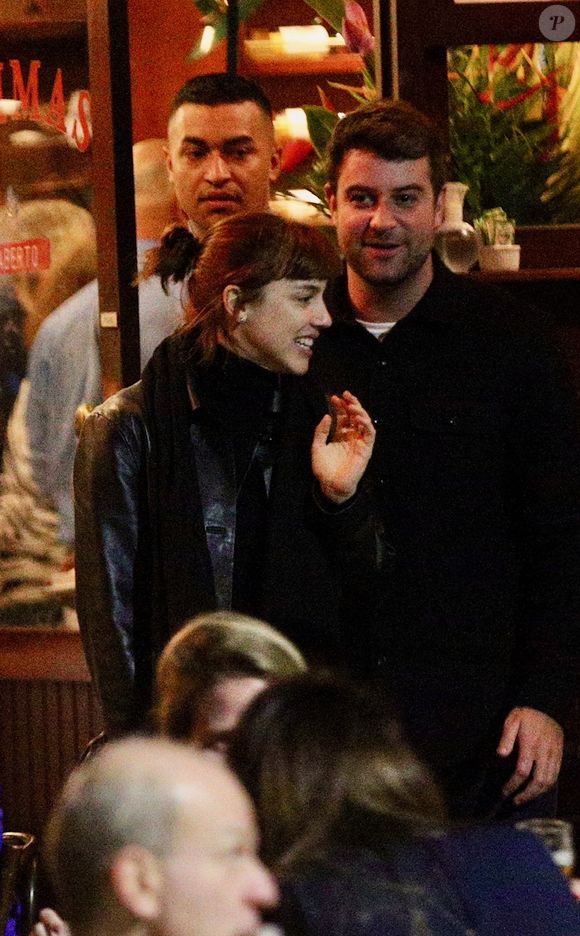 Alice Wegmann troca beijos com novo affair em restaurante após rumores com Humberto Carrão, o Afonso de 'Vale Tudo'