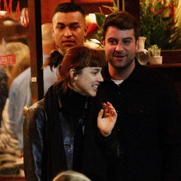 Alice Wegmann troca beijos com novo affair em restaurante após rumores com Humberto Carrão, o Afonso de 'Vale Tudo'