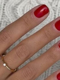 As unhas vermelhas triunfam no Natal 2025: essas manicures elegantes e luminosas que atrairão todos os olhares