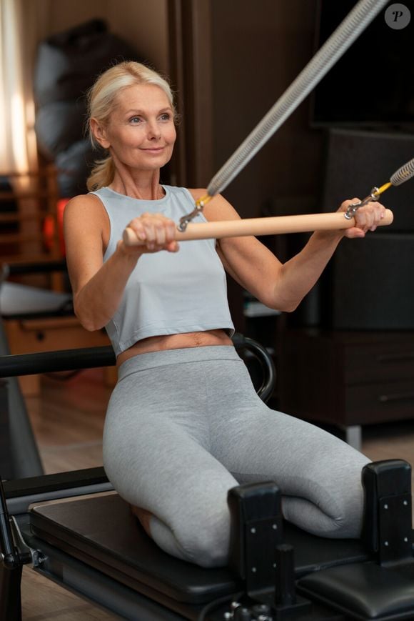 A prática regular de exercícios físicos ajuda a combater a sarcopenia, que afeta a mulheres depois dos 50 anos