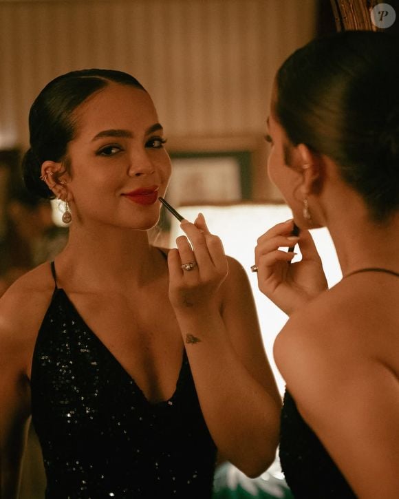 Na série “Os Donos do Jogo”, nova produção brasileira da Netflix que mergulha no submundo do jogo do bicho, Mirna, personagem interpretada por Mel Maia, chama atenção não apenas por sua atuação, mas também pelo visual sofisticado e impecável