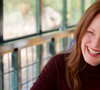 Juliane Moore aposta no copper hair em corte com camdas para mais volume e brilho