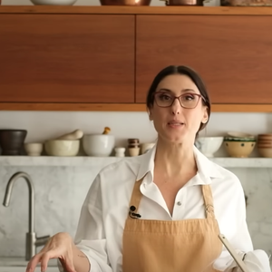 Por fim, jogue a calda sobre o bolo e espere esfriar um pouco para comer