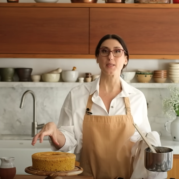 Por fim, jogue a calda sobre o bolo e espere esfriar um pouco para comer