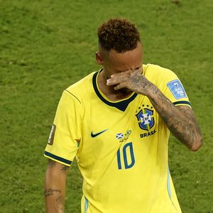 Apesar do gol, Neymar não conseguiu evitar a derrota do Brasil pela Noruega e saiu de campo aos prantos
