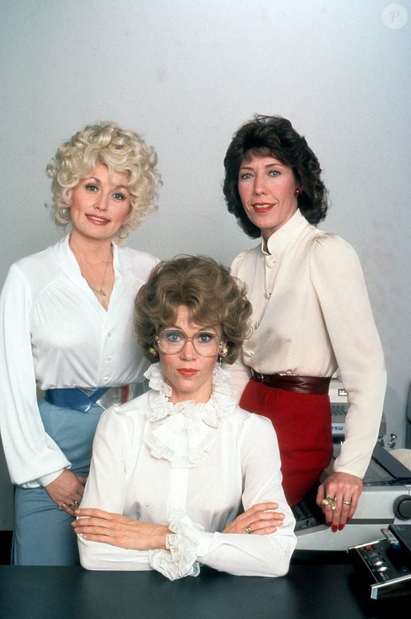 Dolly Parton também conquistou o cinema ao lado de Jane Fonda e Lily Tomlin em 'Como Eliminar seu Chefe', além de atuar em filmes como 'A Melhor Casa Suspeita do Texas' e 'Flores de Aço'