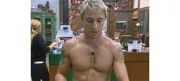 Paulo Nunes, durante sua participação em 'A Fazenda' 6, revelou detalhes íntimos de sua vida amorosa para os outros peões.