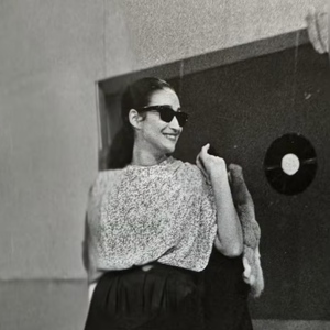 Sonia Abrão, uma das apresentadoras mais tradicionais da televisão brasileira, resgatou imagens raras de sua fase como modelo nos anos 1980.