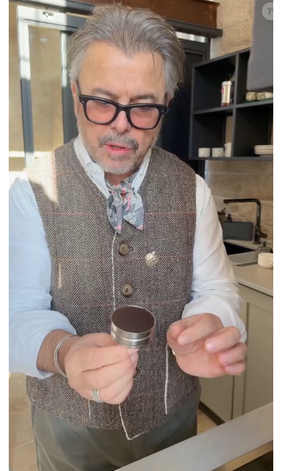 Donato de Santis ensinou, em um vídeo publicado nas redes sociais, a como limpar sua cafeteira italiana