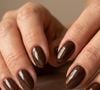 Marrom chocolate leva sofisticação às unhas curtas: a tonalidade profunda cria um efeito visual elegante e polido e ainda combina com decorações minimalistas, como pontos e desenhos simples