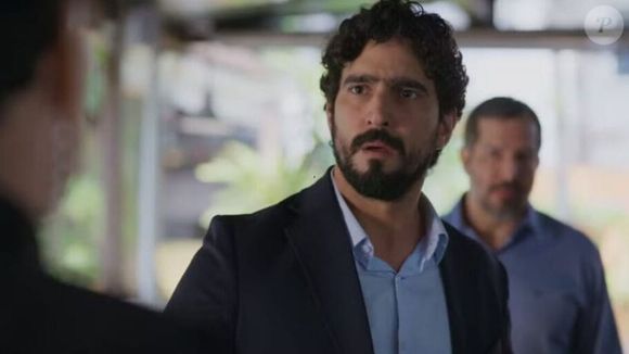 Ivan (Renato Góes) pressiona Gerson (Tatsu Carvalho) a confessar que foi Odete quem armou contra ele.