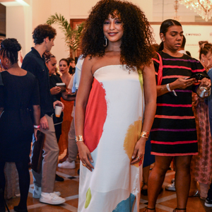 Uma das modelagens queridinhas do momento, une frescor e sensualidade na medida. Sandálias de dedo finalizam a produção com naturalidade.