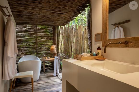 A poucos passos do Quadrado e a cerca de seis minutos da praia, a Capim Santo aposta em piscina aquecida, day spa, aulas de yoga e culinária baseada em ingredientes brasileiros
