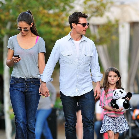Segundo o site Page Six, Suri, filha de Tom Cruise e Katie Holmes, conseguiu na Justiça dos Estados Unidos retirar oficialmente o sobrenome do pai e agora passa a se chamar legalmente Suri Noelle, adotando o sobrenome de batismo da mãe