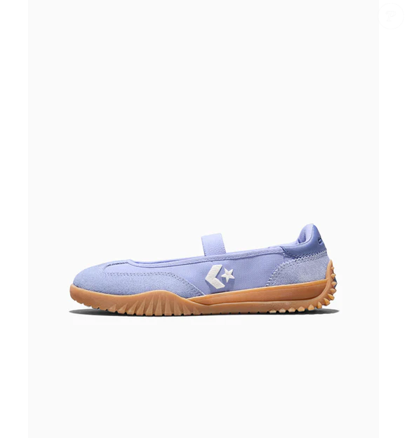 A tendência balletcore ganha uma nova interpretação com o Converse Run Star Trainer Ballet Flat feminino. Com faixas elásticas para melhor ajuste e sola de borracha com tração, o tênis une praticidade e sofisticação em uma única proposta