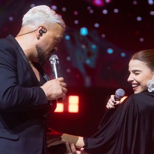 Belo e Gabriela Medvedovsky mostraram sintonia no palco em dueto que arrancou aplausos do público