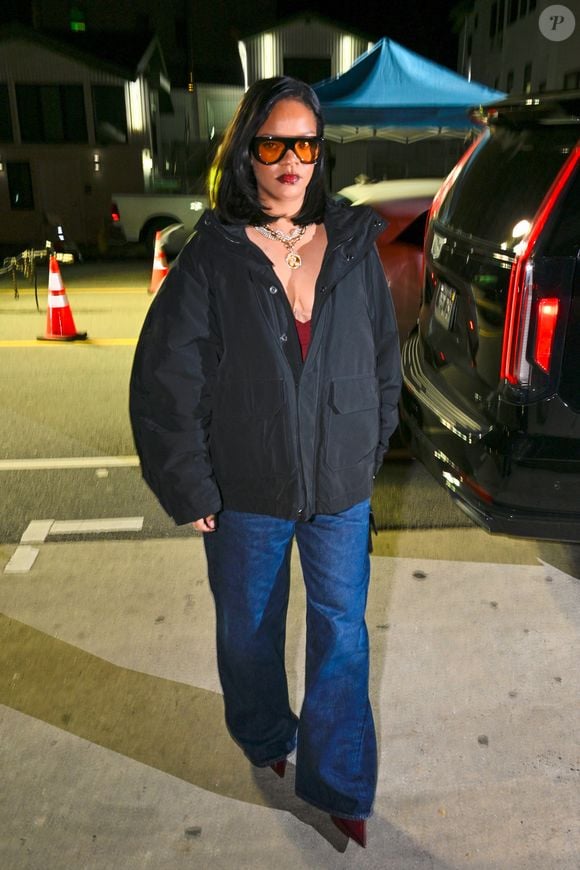 Em diversas aparições recentes, Rihanna optou por conjuntos de moletom e até um vestido 'mais largo' na barriga