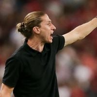 Não é estratégia fashion e nem desgosto por cores: Filipe Luís, técnico do Flamengo, só usa roupa preta por um motivo - que tem conexão surpreendente com Steve Jobs