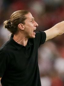 Não é estratégia fashion e nem desgosto por cores: Filipe Luís, técnico do Flamengo, só usa roupa preta por um motivo - que tem conexão surpreendente com Steve Jobs