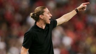 Não é estratégia fashion e nem desgosto por cores: Filipe Luís, técnico do Flamengo, só usa roupa preta por um motivo - que tem conexão surpreendente com Steve Jobs