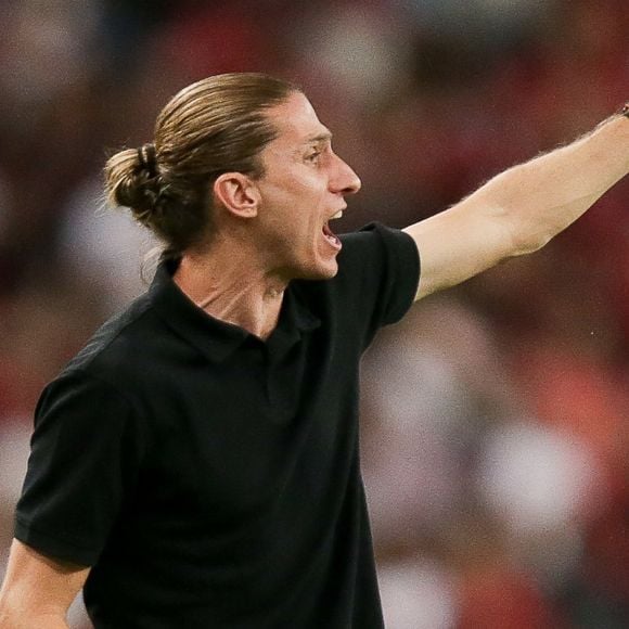 Não é estratégia fashion e nem desgosto por cores: Filipe Luís, técnico do Flamengo, só usa roupa preta por um motivo - que tem conexão surpreendente com Steve Jobs