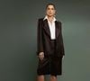 Essa estética ganhou destaque ao transformar peças clássicas do ambiente de trabalho, como blazers estruturados, camisas de botão, gravatas e sapatos sociais, em itens de moda versáteis para o dia a dia.