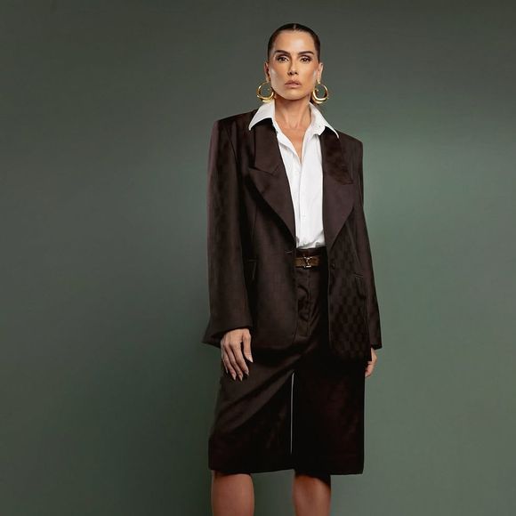 Essa estética ganhou destaque ao transformar peças clássicas do ambiente de trabalho, como blazers estruturados, camisas de botão, gravatas e sapatos sociais, em itens de moda versáteis para o dia a dia.