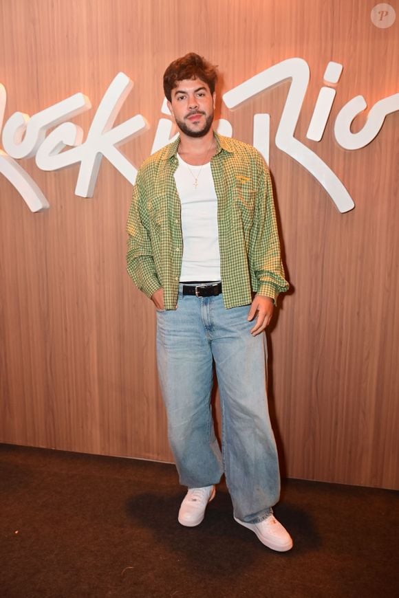 O influenciador Álvaro escolheu uma produção casual com camisa verde listrada e calça jeans baggy