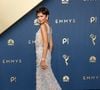 Zendaya surgiu no Emmy 2026 com um vestido prateado personalizado da Prada e um corte pixie que remeteu diretamente ao visual usado por Halle Berry em 2002