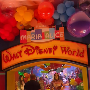 Entrada do aniversário de 5 anos de Maria Alice com referências à Disney e aos parques