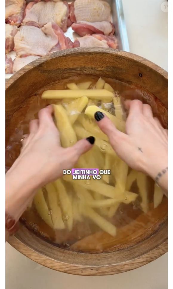 Em seguida, lave bem as batatas e as seque antes de fritas