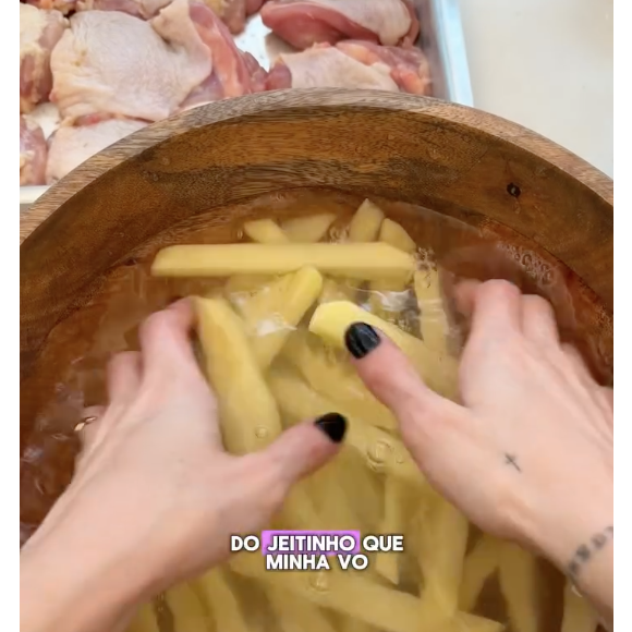 Em seguida, lave bem as batatas e as seque antes de fritas