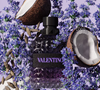 O cardamomo abre a fragrância com um toque fresco e levemente picante, enquanto o coco e a lavanda surgem no coração para criar um contraste cremoso e aromático irresistível.