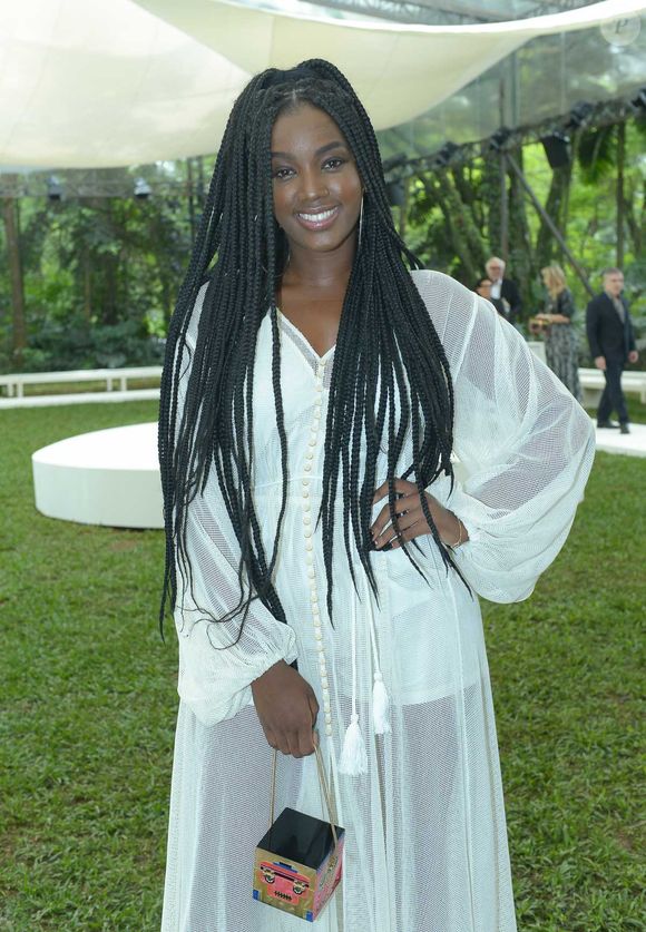 Iza apostou em look fluido com transparência em evento de moda em 2017