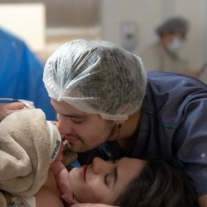Luan Santana e Jade Magalhães publicaram uma foto na maternidade, sem mostrar o rosto da bebê