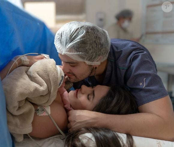 Luan Santana e Jade Magalhães publicaram uma foto na maternidade, sem mostrar o rosto da bebê