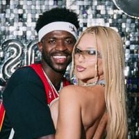 Com look de renda transparente e calcinha à mostra, Virgínia posa ao lado de Vini Jr. em festa, ganha 'mão boba' e se declara: 'O quanto sou feliz ao seu lado'