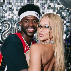 Com look de renda transparente e calcinha à mostra, Virgínia posa com Vini Jr. em festa, ganha 'mão boba' e se declara: 'O quanto sou feliz ao seu lado'