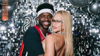Com look de renda transparente e calcinha à mostra, Virgínia posa ao lado de Vini Jr. em festa, ganha 'mão boba' e se declara: 'O quanto sou feliz ao seu lado'