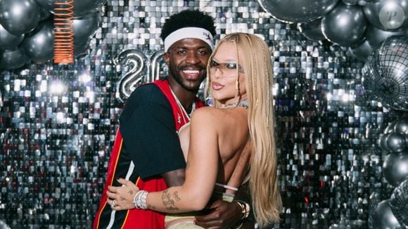 Com look de renda transparente e calcinha à mostra, Virgínia posa com Vini Jr. em festa, ganha 'mão boba' e se declara: 'O quanto sou feliz ao seu lado'
