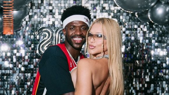 Com look de renda transparente e calcinha à mostra, Virgínia posa ao lado de Vini Jr. em festa, ganha 'mão boba' e se declara: 'O quanto sou feliz ao seu lado'