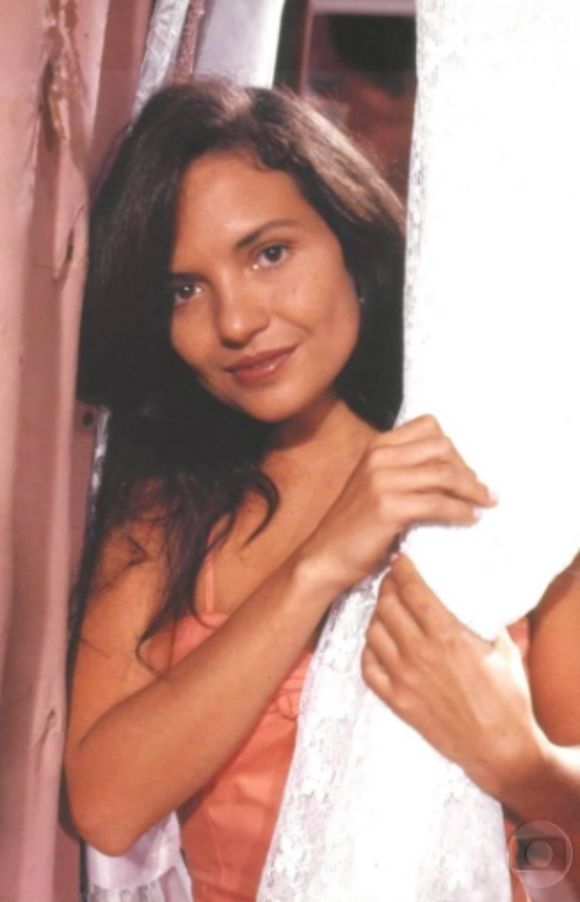 Na novela 'Tieta', Carol é amarrada ao pé da mesa por Modesto.