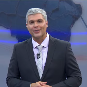 Segundo informações publicadas por Flávio Ricco, no Portal LeoDias, as fortes dores nas costas de Joel Datena revelaram um problema na coluna que exigiu cirurgia imediata e afastamento temporário da televisão