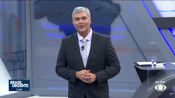 Segundo informações publicadas por Flávio Ricco, no Portal LeoDias, as fortes dores nas costas de Joel Datena revelaram um problema na coluna que exigiu cirurgia imediata e afastamento temporário da televisão