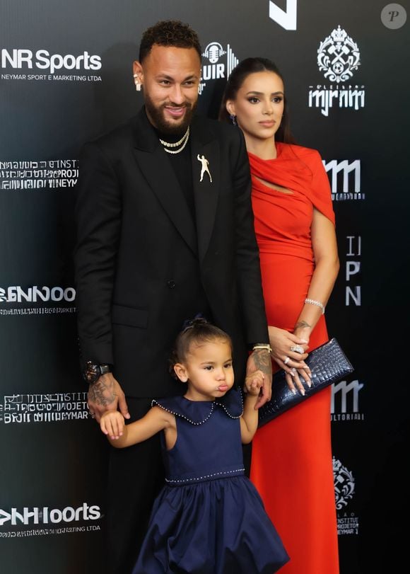 Mavie chama atenção ao fazer careta para os fotógrafos durante a chegada da família ao leilão beneficente do Instituto Projeto Neymar Jr.