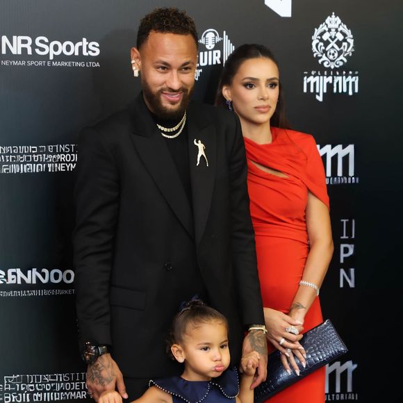 Mavie chama atenção ao fazer careta para os fotógrafos durante a chegada da família ao leilão beneficente do Instituto Projeto Neymar Jr.