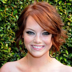 2008: na época, Emma Stone já mostrava que o ruivo curto era seu corte favorito de cabelo