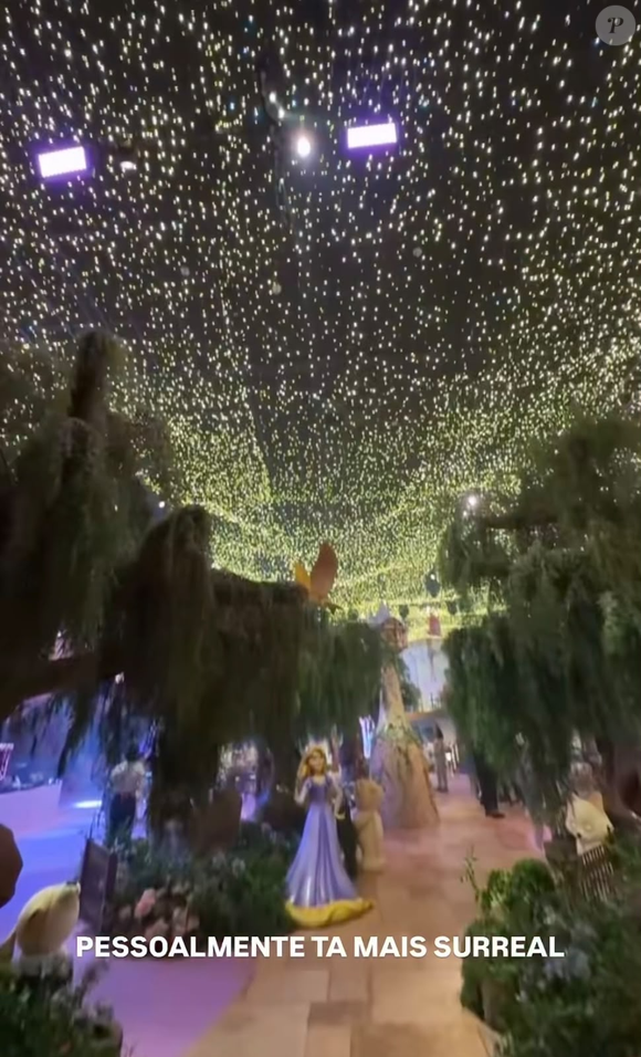 Mais de 300 mil pontos de luz foram usados no teto da decoração da festa de 4 anos de Maria Flor, segundo a decoradora Tana Lobo. O projeto, inspirado no filme 'Enrolados', também incluiu uma torre cenográfica de Rapunzel e lanternas suspensas que remetem a uma das cenas mais conhecidas da animação